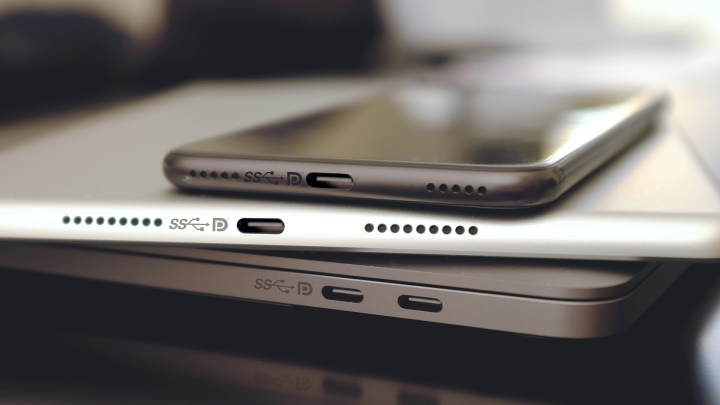 DisplayPort Alternate Mode讓USB Type-C端子能夠相容DisplayPort訊號，另一方面USB4與Thunderbolt等端子則可透過DisplayPort Tunneling方式支援。