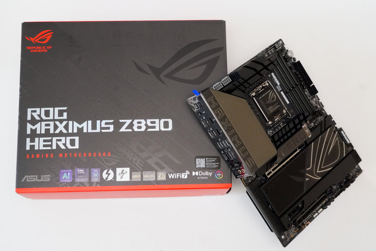 搭配的主機板為Asus ROG Maximus Z890 Hero。