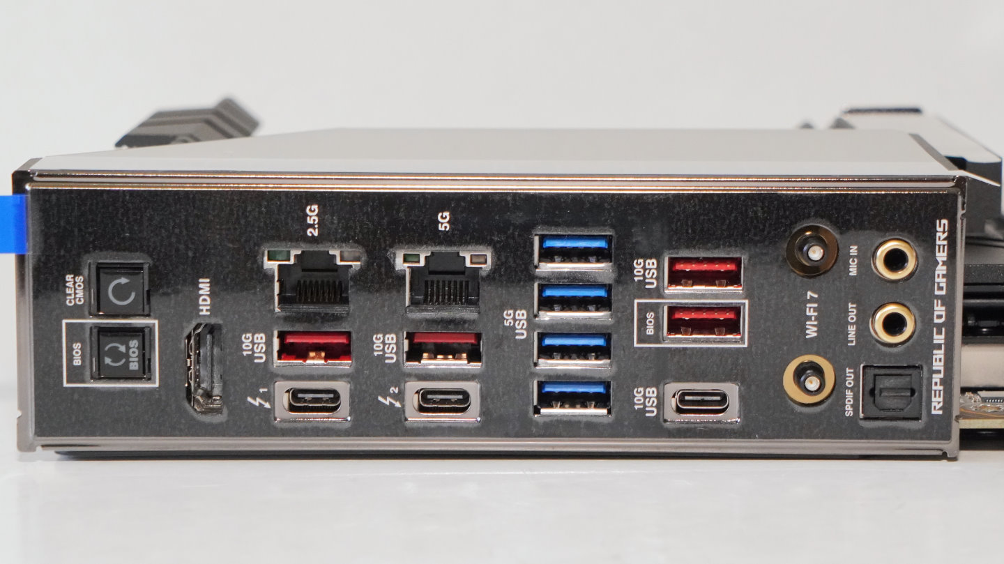 I/O背板提供2.5GbE、5GbE網路端子各1組，Wi-Fi無線網路天線採快拆設計。