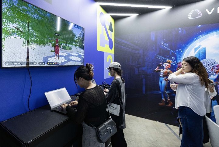 HTC 攜手文策院於 TTXC 展場中展示「VIVERSE 元城市」。