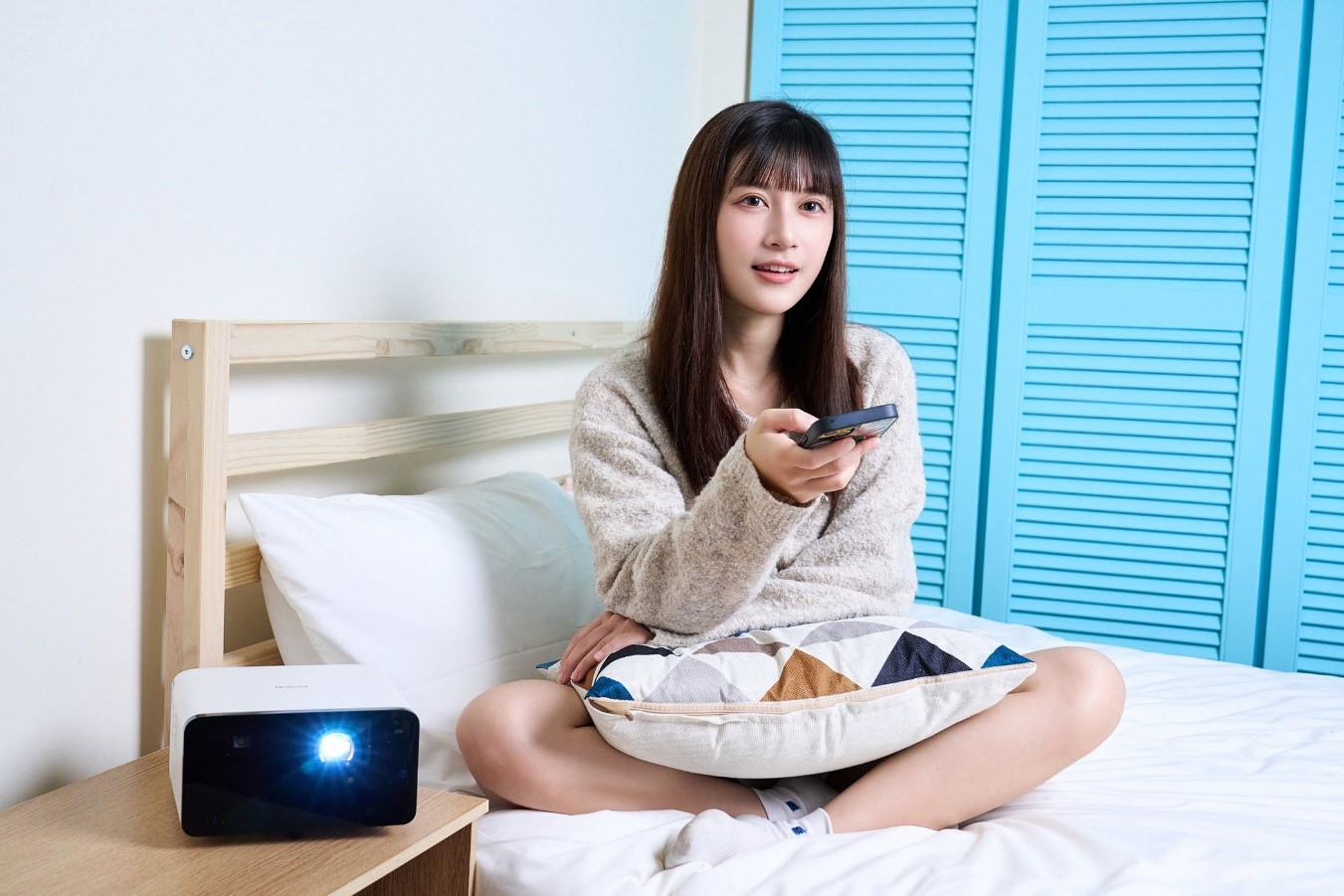 Epson EF-21、EF-22 解放視角，1 秒快速智慧校正、隨處皆可投出超大畫面的 3LCD 行動娛樂投影機！