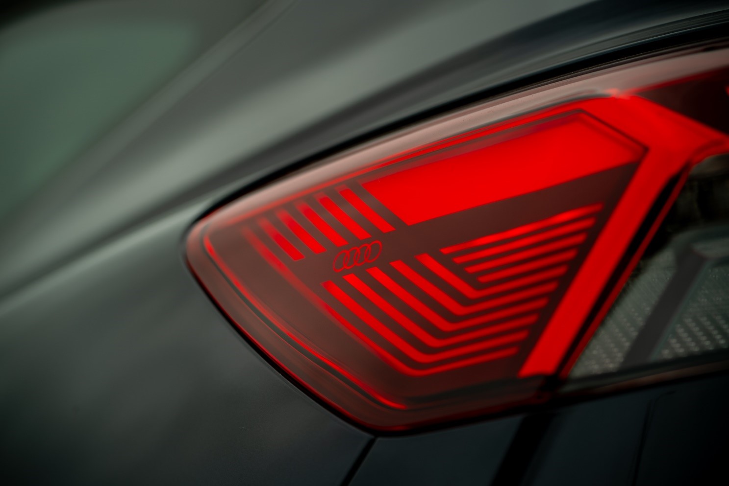 尾燈可以看到 Audi 的 Logo，搭配上細緻的線條排布，為車身增添些許科技感。