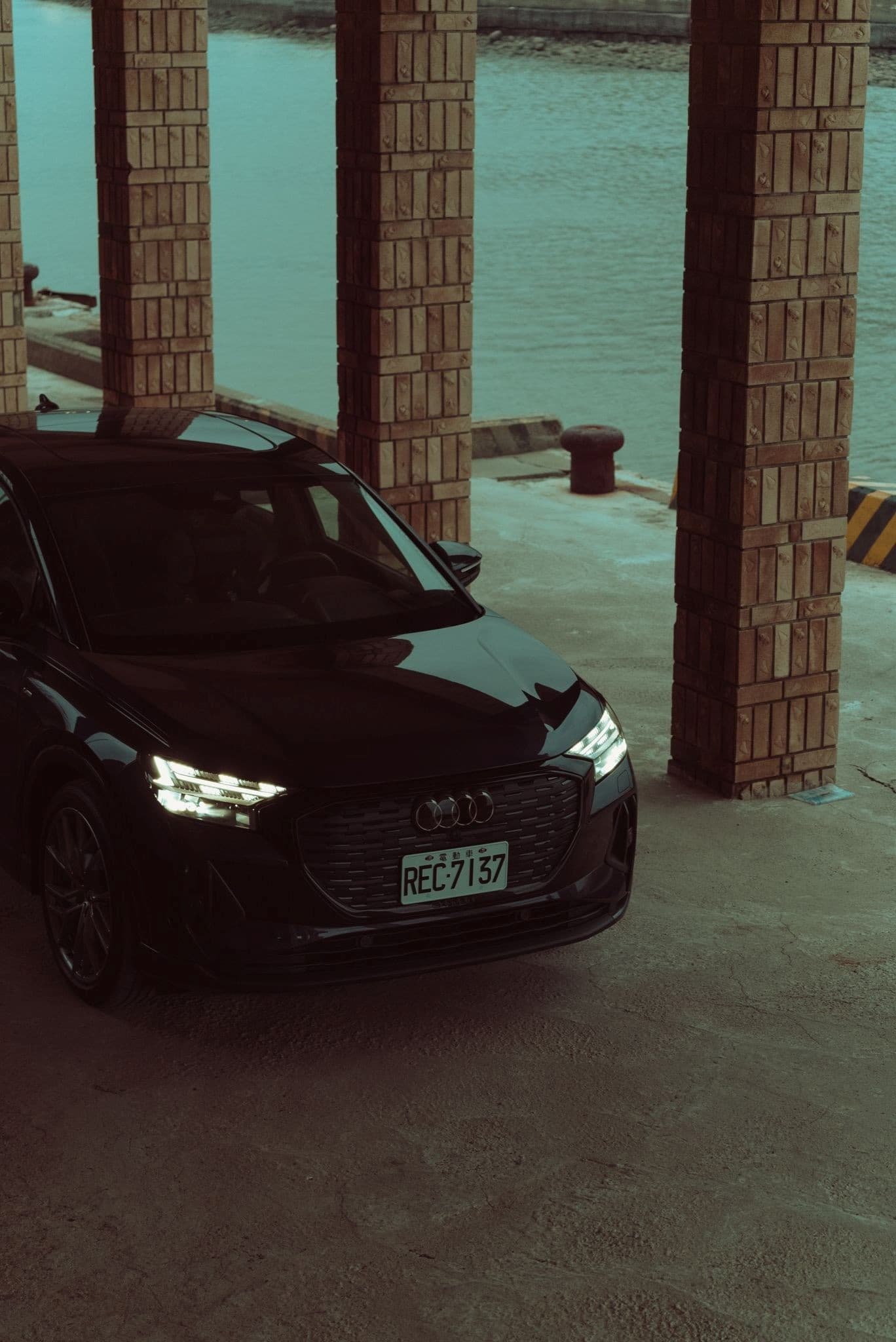 Audi Q4 e-tron 的日行燈可以透過車內的觸控螢幕設定，隨心變化燈光設計，不僅提升了燈光的互動性，更賦予車輛個性化的表現。