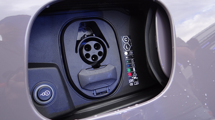 Porsche Macan 純電休旅台灣上市，售價 373 萬元起