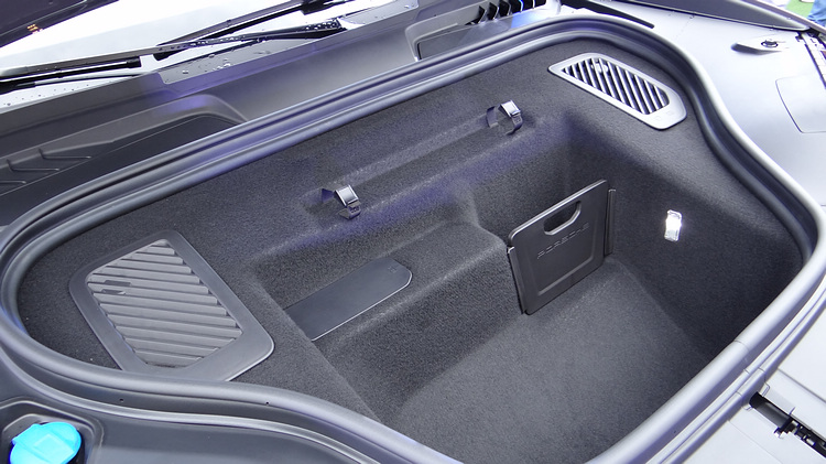 Porsche Macan 純電休旅台灣上市，售價 373 萬元起