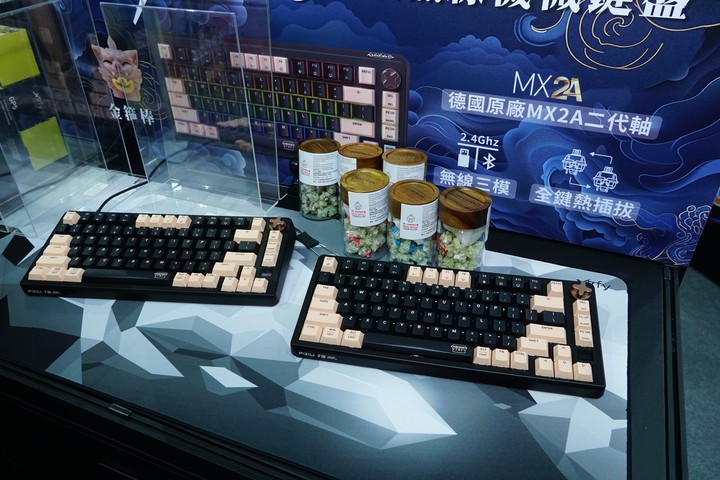 Cherry 機械式鍵盤展出 70 周年改版 MX2A 軸體的 PIXIU 75 無線鍵盤。