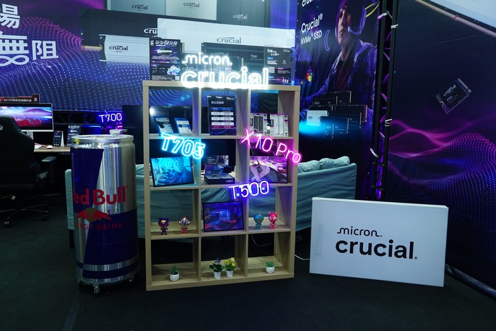 美光於本次展區帶來夢幻 Gaming 房，可體驗 Crucial T705 Gen5 SSD 以及 Crucial DDR5 Pro 超頻電競記憶體組成的電競 PC。 ▲ darkFlash 大飛除了推出 2024 新款機殼、水冷等電腦周邊，還可以近距離觀賞超吸金的聯名彩繪機殼。