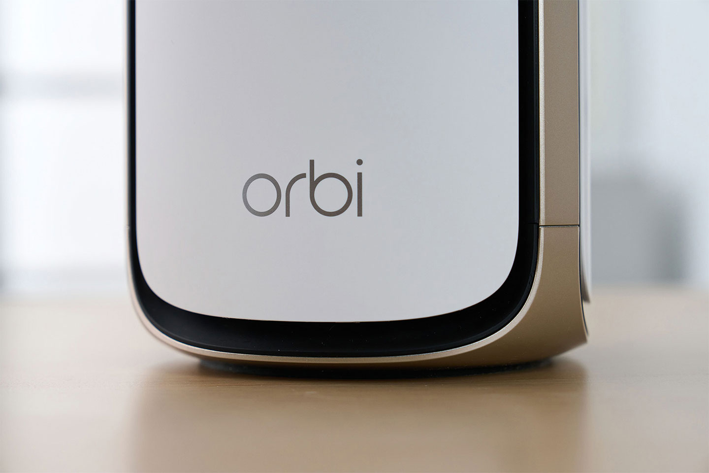 機身正面靠近底部也可以看到 Orbi 的系列名稱 LOGO。