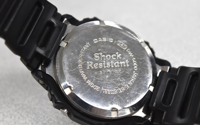這款 G-Shock DW-5000C 的不鏽鋼背板深受喜愛，新款 G-Shock DW-5000R 也具備該功能