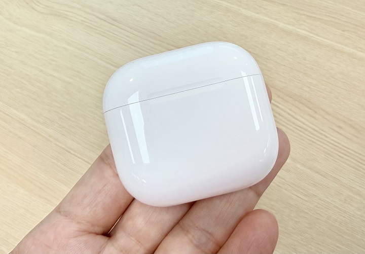 AirPods 4 的充電盒尺寸與 AirPod 3 一樣，設計較為方正，但體積縮減約 10%。