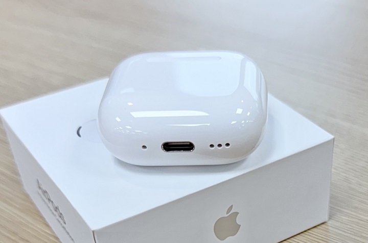 AirPods 4 的充電盒是採用 USB-C 埠，並與其 AirPods Pro 2 一樣內建揚聲器，可搭配「尋找」功能來進行聲音定位。