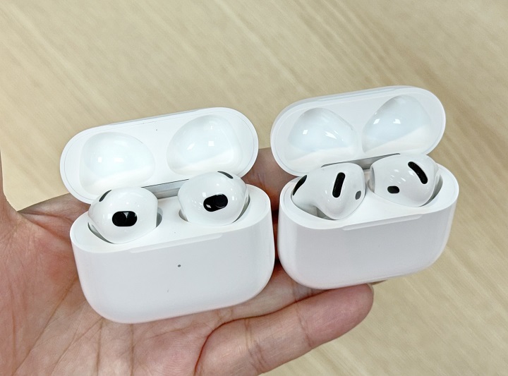 AirPods 4（右）的耳機與 AirPods 3（左）一樣，採用無耳塞的開放式設計，內側的皮膚感測器與聲學篩網包覆的嵌入麥克風位置也有調整。