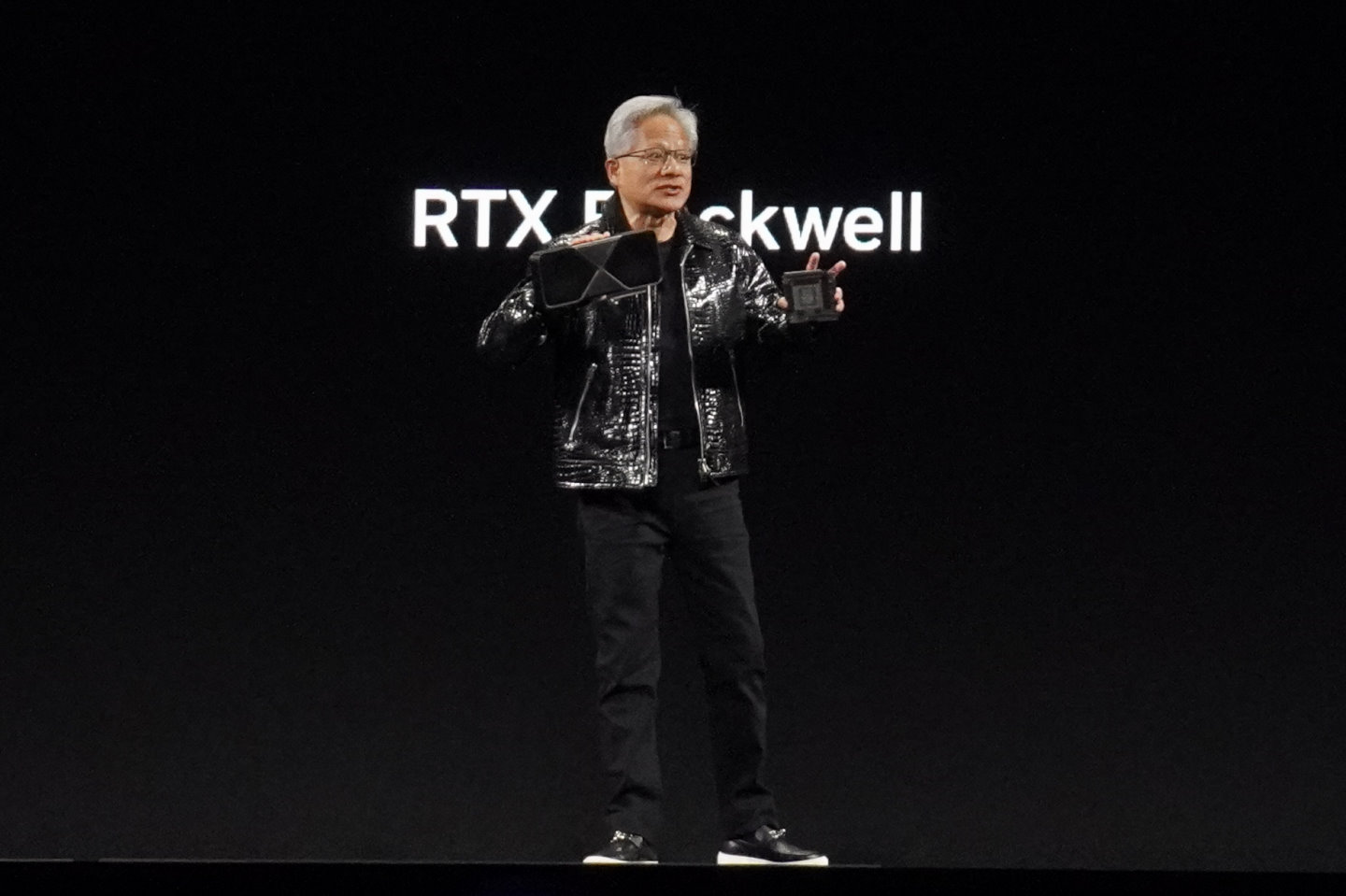 黃仁勳於CES主題演講中發表Blackwell家族顯示卡,並展示GeForce RTX 5090實品,左側為顯示卡總成、右側為電路板與GPU。