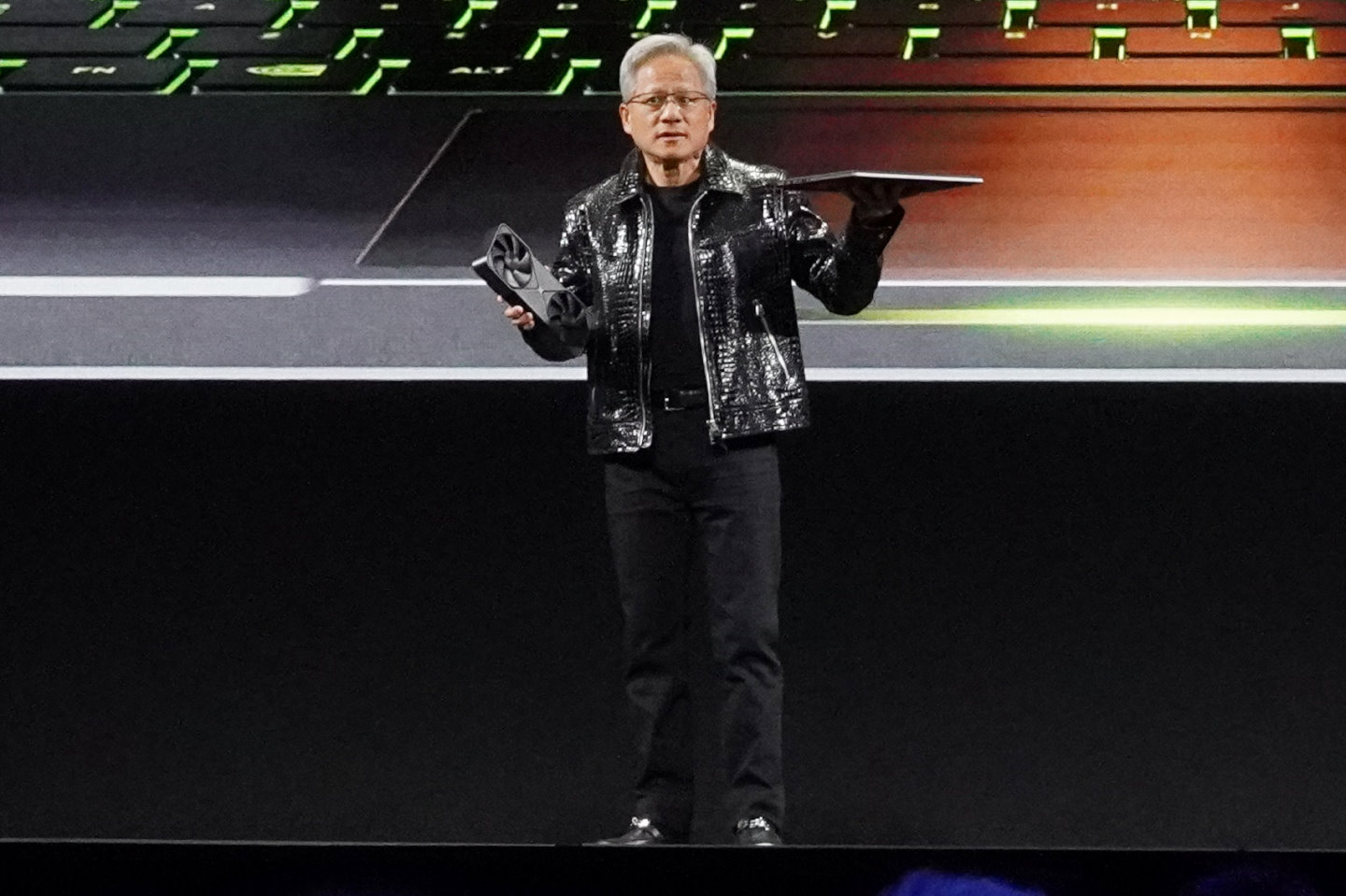 比較一下搭載行動版GeForce RTX 5070與GeForce RTX 4090顯示卡的尺寸,就可感受到技術的進步。