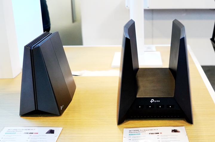 TP-LinK GE650 和 GE800（右側）都是 TP-Link 專為遊戲玩家設計的三頻 Wi-Fi 7 電競路由器，外觀酷炫，擁有 RGB 燈效和隱藏式天線。它提供 6GHz 頻段、10GbE 連接埠和多項遊戲加速功能，帶來極速的線上遊戲體驗。它們的主要區別在於無線速度和功能。Archer GE800理論無線速度高達 19000 Mbps，而Archer GE650的理論無線速度為 11000 Mbps。Arher GE800配備更強大的處理器和更多記憶體，以及更豐富的 遊戲加速功能。