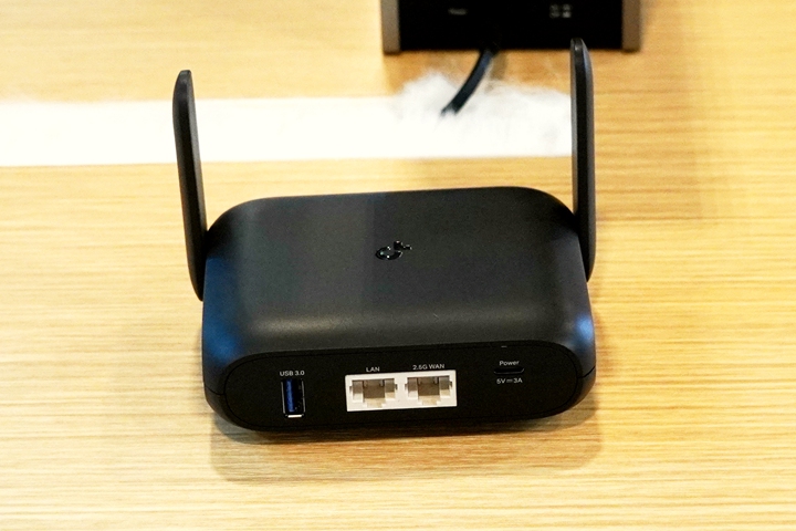 TL-WR3602BE BE3600是TP-Link 最新推出的 Wi-Fi7 便攜式路由器， 配備 1× 2.5 Gbps WAN 連接埠 和 1× Gigabit LAN 連接埠。因為設計小巧，輕巧便攜，方便收納隨身攜帶，無論是外出旅行還是日常使用，都不佔空間。這款路由器還有 USB 和 TF 卡插槽，只需將外接 USB 硬碟或 TF 卡插入路由器，即可在各設備間輕鬆分享檔案。因為是為了在公共場合設計的產品，因此TL-WR3602BE 也支援 OpenVPN 和 WireGuard，上網連線時可以用VPN加密，讓出差辦公時，傳輸資料更為安全。  ▲ M8550 5G 行動 Wi-Fi 分享器則支援高達 3.6Gbps 的下載速度，所以不管你是使用有線網路或是是搭配 5G 網路都能確保最佳的網路效能。 M8550 有觸控螢幕，讓各種設定操作都能更加方便。 