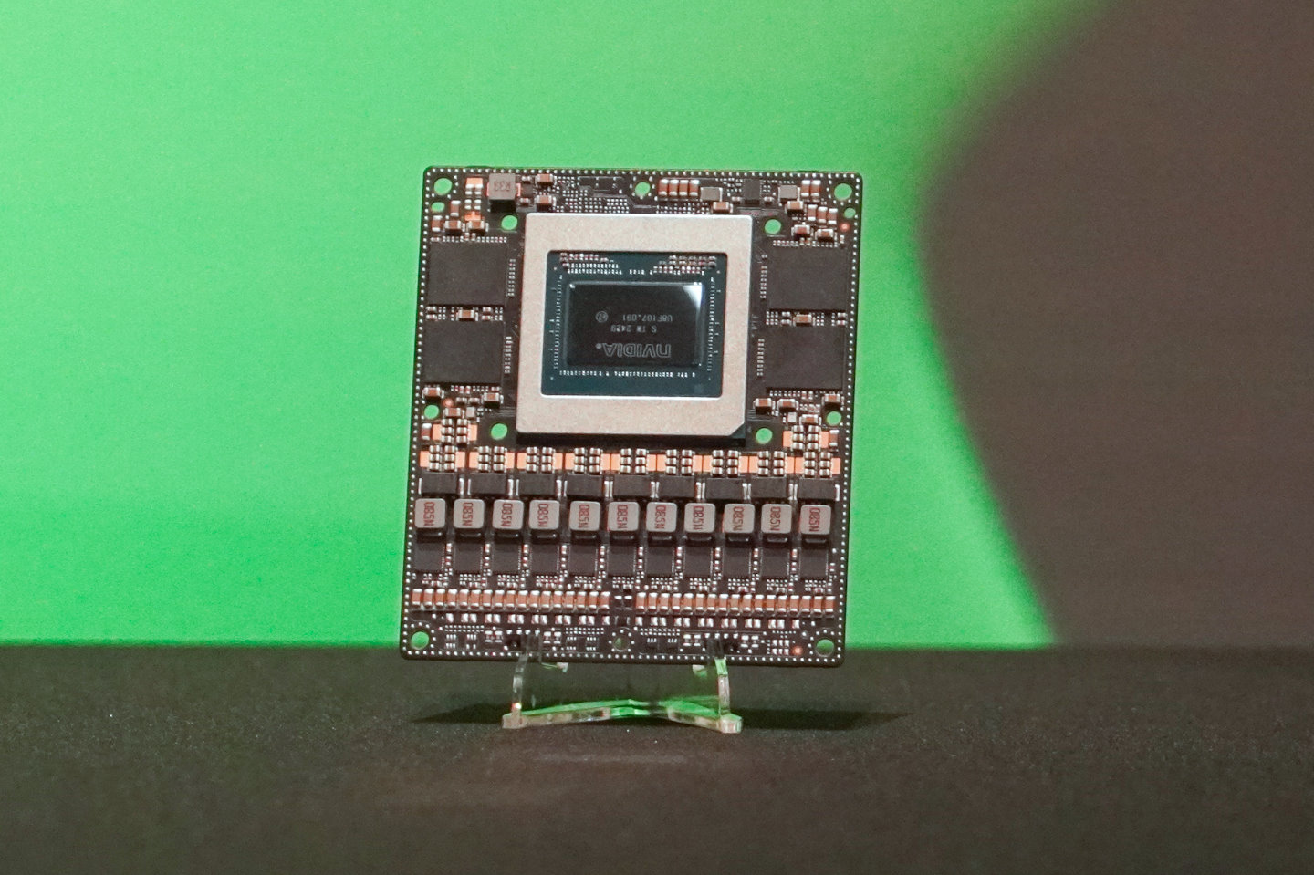 GeForce RTX 5090行動版顯示晶片模組之特寫。