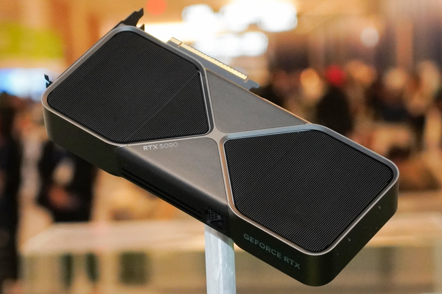 NVIDIA於CES 25展示GeForce RTX 5090 Founders Edition顯示卡。