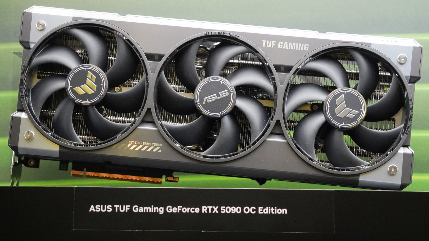 NVIDIA於官方展管展示多張合作夥伴推出的顯示卡，圖為Asus TUF Gaming GeForce RTX 5090 OC Edition。