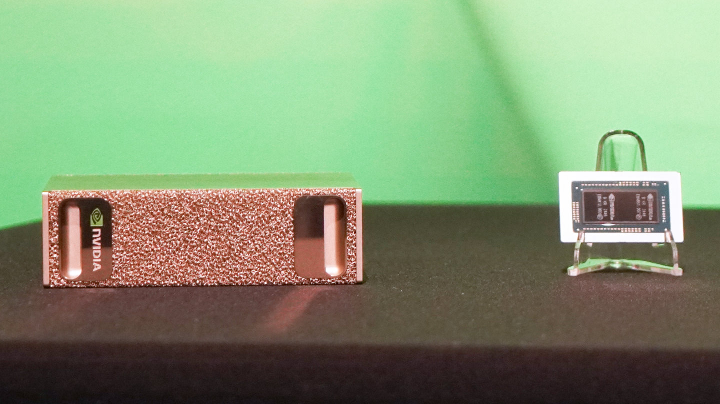 NVIDIA在媒體訪談展示Project DIGITS與內部的GB10 Superchip。