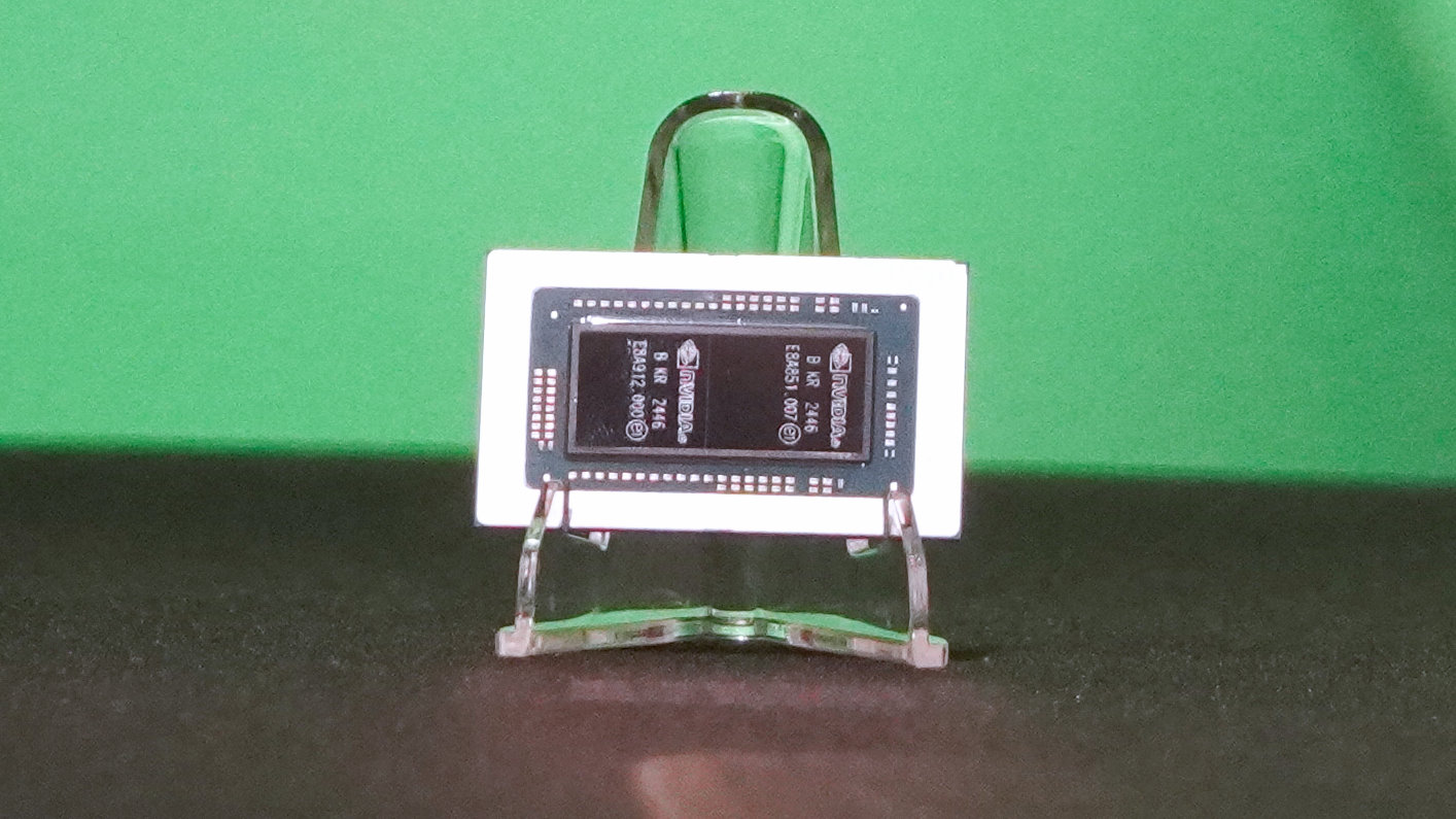 GB10 Superchip具有20組Arm架構的處理器（CPU）與Blackwell架構的繪圖處理器（GPU），彼此透過NVLink-C2C技術互連。