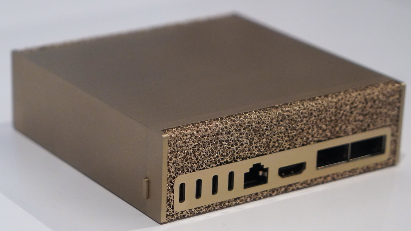 Project DIGITS機身後方提供USB Type-C、乙太網路、HDMI、ConnectX等端子。