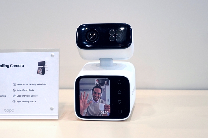 Tapo C860 桌面型視訊通話攝影機搭載 4K 8MP 高畫質影像，呈現最真實的家庭連接，清晰捕捉表情與動作細節。支援 AI 人臉識別與追蹤，自動調整臉部特寫，雙麥克風智慧降噪與人聲增強讓語音更清晰。一鍵雙向通話可快速撥打或掛斷電話，並支援緊急呼叫。配備 2.8 英寸全彩顯示螢幕，時尚設計融入家庭環境，待機顯示時間、溫濕度。智慧警報功能可辨識人、寵物與異常聲音，夜視最遠達約12公尺，低光下也能錄製清晰影像。