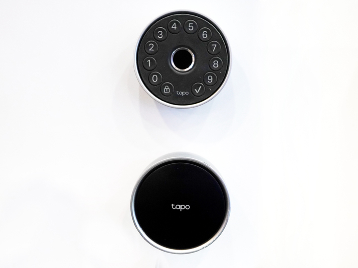 這款Tapo DL210 KIT 算是智慧指紋門鎖的改裝套件，可以讓傳統門鎖瞬間升級為智慧門鎖。使用者仍然可以使用原來的鎖芯和原有的鑰匙，又同時享受智慧門鎖的功能。此外，數位鍵盤可安裝在藍牙訊號範圍內的任意位置，提供靈活且安全的進入方式。