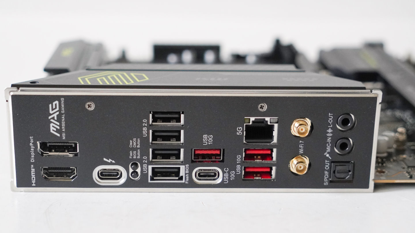 I/O背板部分除了具有7組USB與1組Thunderbolt 4端子之外,也提供HDMI、DisplayPort影音輸出端子,更棒的是還有Clear CMOS、Flash BIOS等功能鍵。