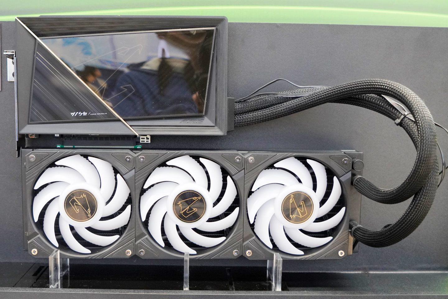 AORUS GeForce RTX 5090 XTREME WATERFORCE 32G則採用AIO水冷散熱方案，搭配360水冷排。