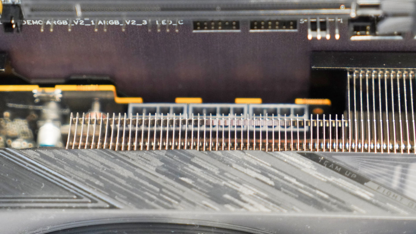它採用雙槽尺寸設計，搭配3組PCIe 8Pin電源端子。