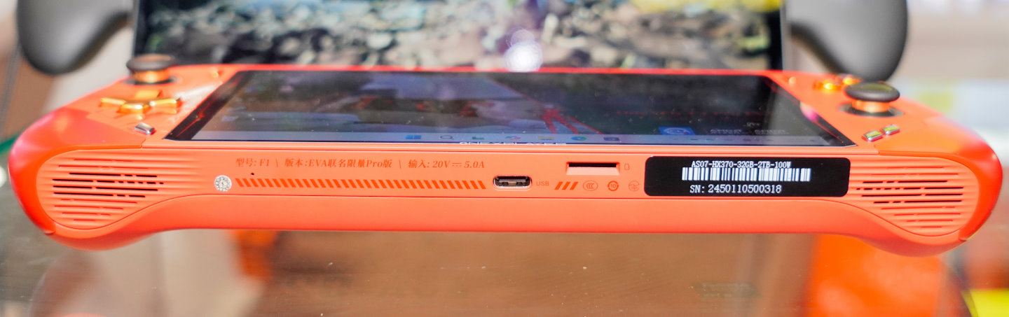 機身底部則有USB4端子與microSD讀卡機、立體聲喇叭。