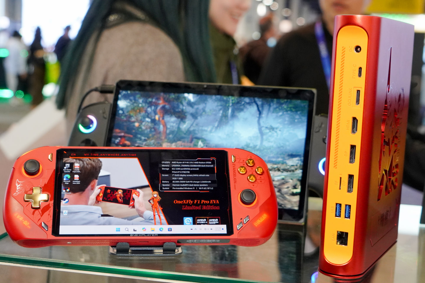 外接式顯卡座整合AMD Radeon RX 7800M顯示晶片，並提供2組DisplayPort、1組HDMI影音輸出端子，以及2組USB與microSD讀卡機、RJ-45乙太網路端子各1組。