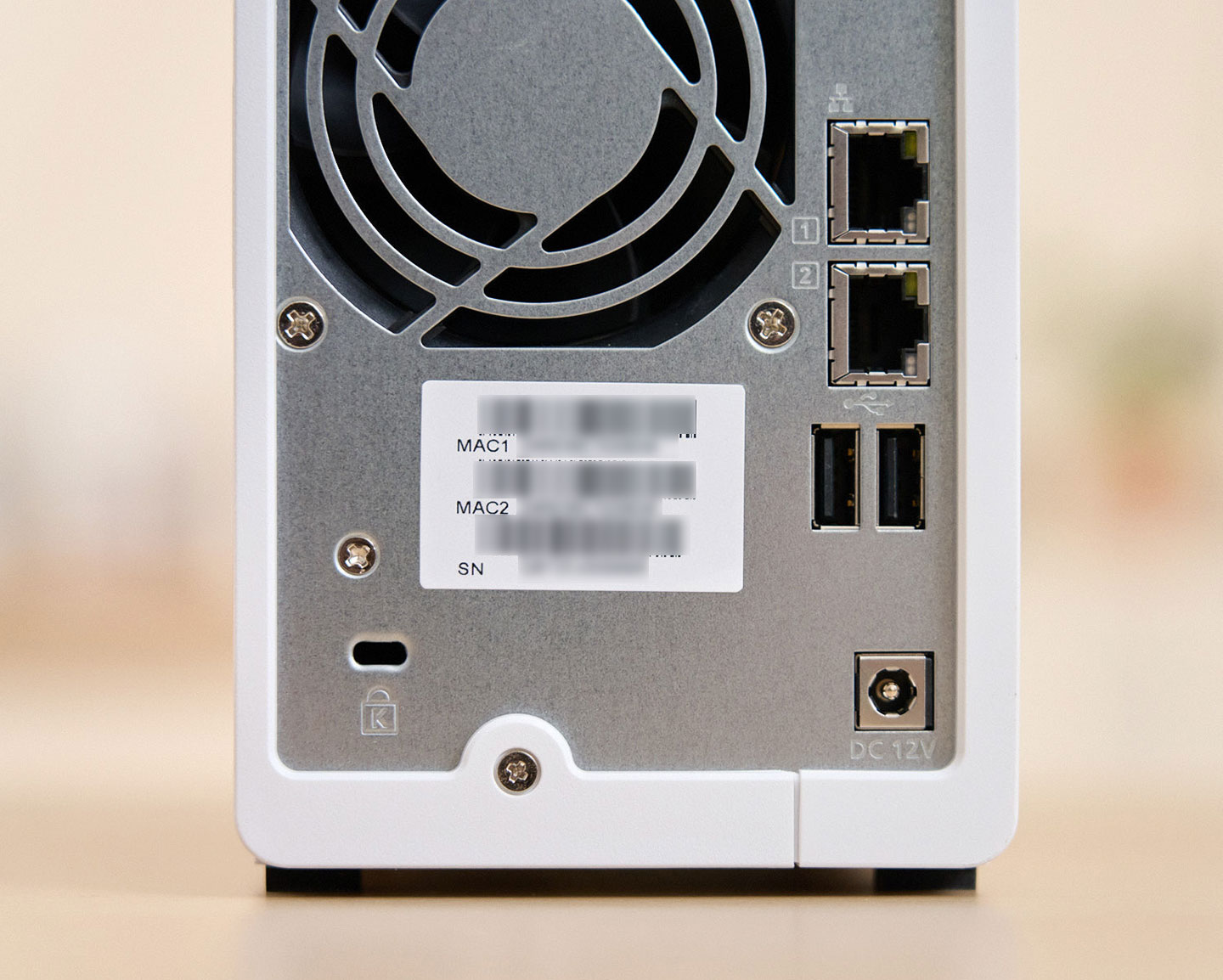 機身後側可以看到兩組 RJ-45 網路埠，其中編號 1 是 2.5 GbE 規格，編號 2 為 1 GbE 規格，下方還有兩組 USB Type-A 埠可搭配連結外部設備，下方則有 12V 的電源連結口。