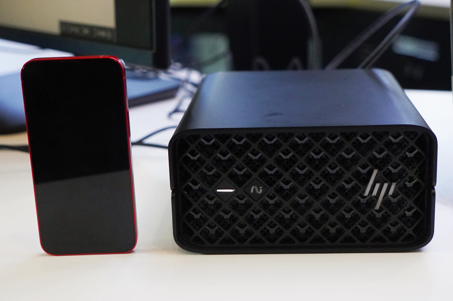 HP Z2 Mini G1a則為工作站級迷你電腦，搭載Ryzen AI Max+ 395處理器，cTDP高達120W。左方為做為尺寸對照的Apple iPhone 13 mini。