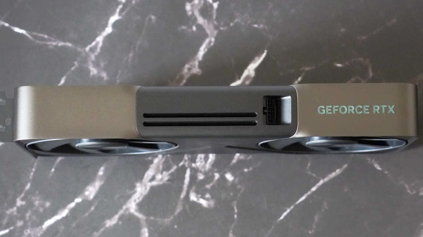 GeForce RTX 5090 Founders Edition採用雙槽設計，長度為30.4公分。
