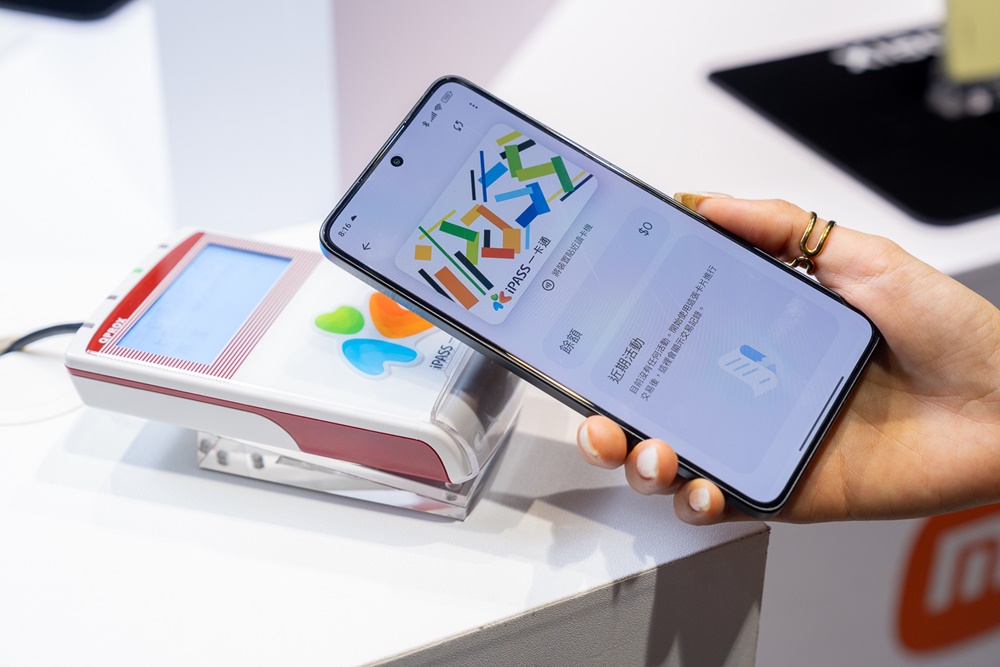 Xiaomi 14T Series 是小米首款將 iPASS 一卡通虛擬卡整合至 Google 錢包的手機系列,支援線下儲值、自動加值,與購買定期票等功能,只需輕觸手機,便可透過 Google Pay 感應支付,無論是搭乘大眾交通工具或是租借 Youbike 都更加順暢無阻。