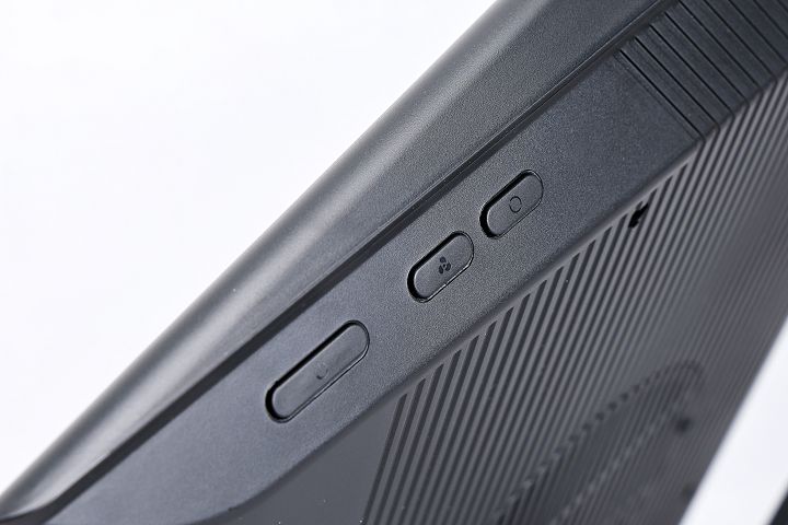 在 Laptop Cooling Pad 的側邊配置電源鍵、散熱風扇模式與 RGB 燈效調整按鍵，除了可以調整風扇模式外，還可以開啟前側的 Razer Chroma RGB 燈效。