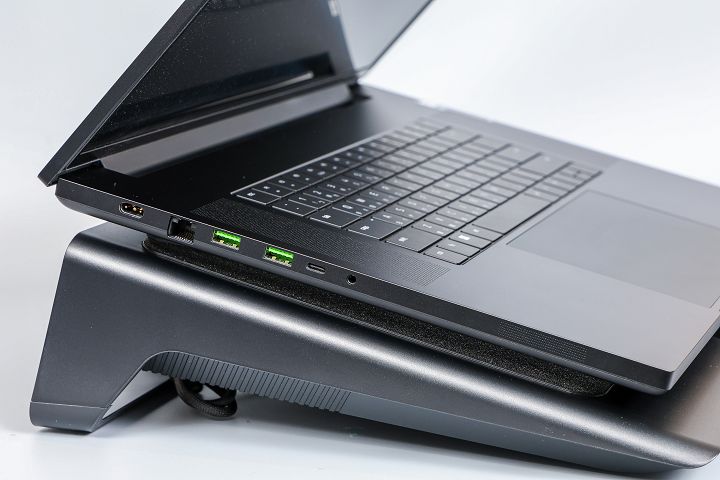 以 18 吋的 Razer Blade 18 放置在 Laptop Cooling Pad 來看，中間泡綿密封墊，讓冷空氣不會流動出去，後側的高度則約 11.5 公分。