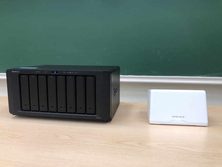 利用多台 iPad 與筆電同時存取 NAS 內的影片來播放，看看是否順暢。由下方影片中可以清楚看到每台影片播放非常順暢，沒有延遲，Halo H47BE 通過同步影音串流測試。（Michael Chang）