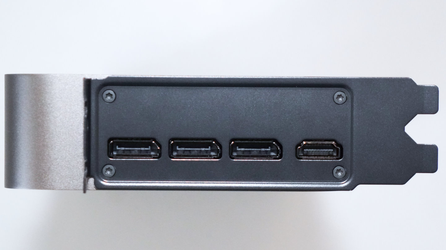 顯示輸出具有3組DisplayPort 2.1b（UHBR20）與1組HDMI 2.1b。