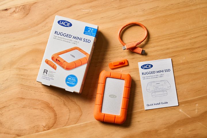 LaCie Rugged Mini SSD 高速固態硬碟盒裝中，橘色矽膠外殼十分搶眼，也是保護 SSD 的重要關鍵，另外，隨產品配置同色的 USB Type-C To Type-C連接線，線規格為20Gbps 240W。