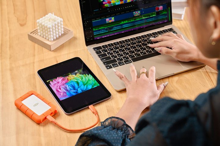 不管是 LaCie Rugged Mini SSD 高速固態硬碟、LaCie Mobile Drive 行動外接硬碟，透過 USB Type-C 介面，都可以彈性的外接多種裝置使用。
