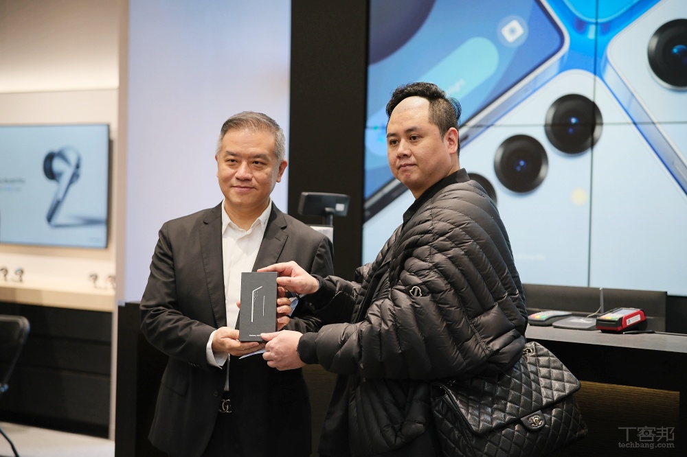 左：台灣三星電子行動通訊事業部總經理陳啓蒙。