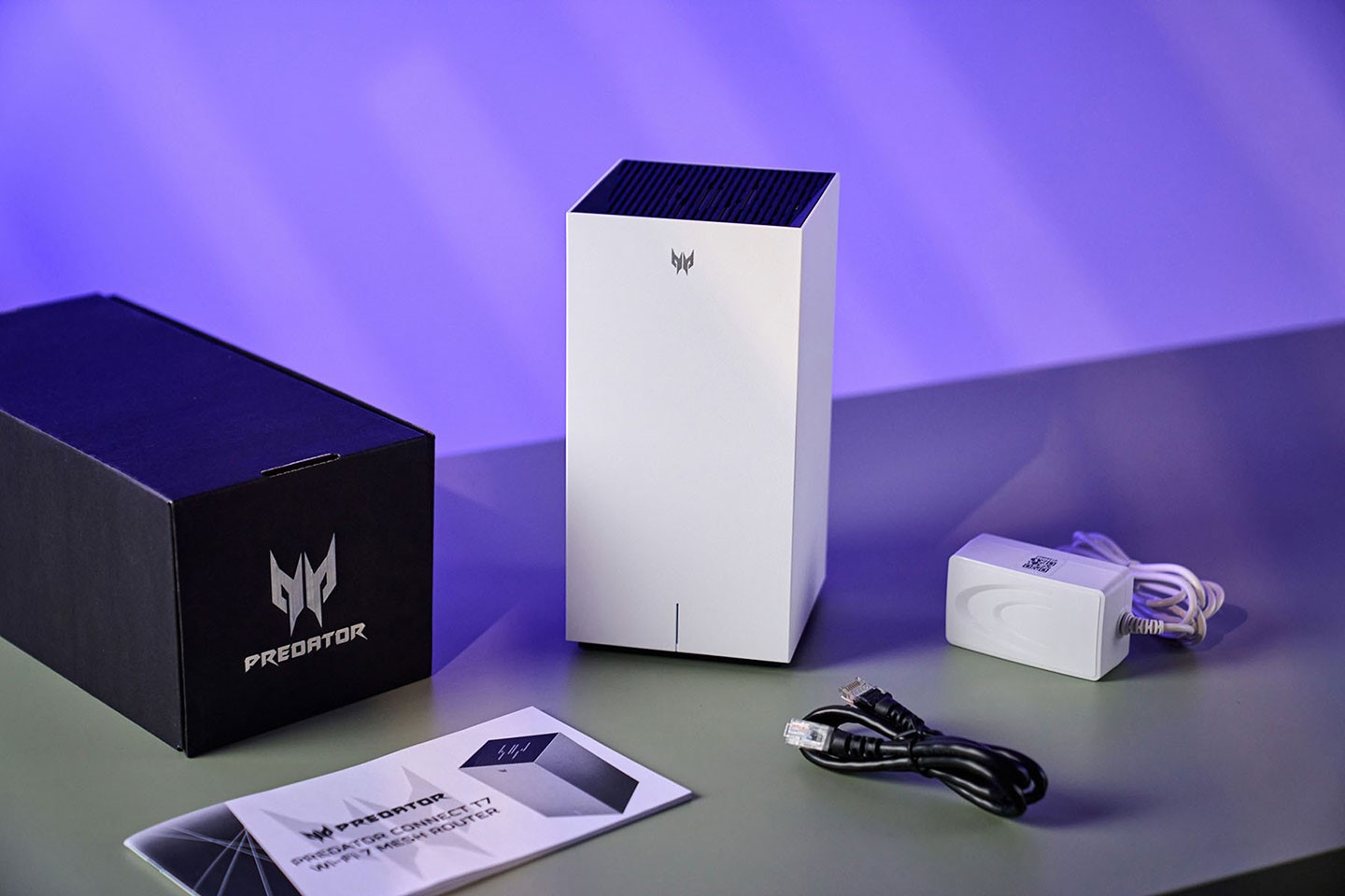 盒內物品一覽，包括 Predator Connect T7 機身本體、說明書、網路線與供電器。