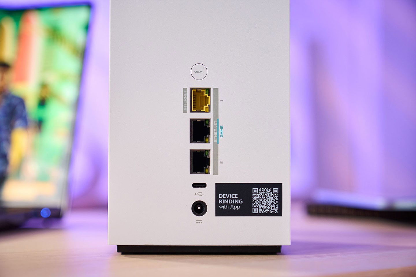 機身後側可以看到 WPS 按鈕，一組 2.5GbE 規格的 WAN 埠，兩組 GbE 規格的 LAN 埠，其中一組為遊戲專用，另外也提供了一組 USB 2.0 Type-C 埠與電源連結口。此處也有一組 QRCode，可以在初始化設定時，直接透過 Predator APP 掃描快速綁定裝置。