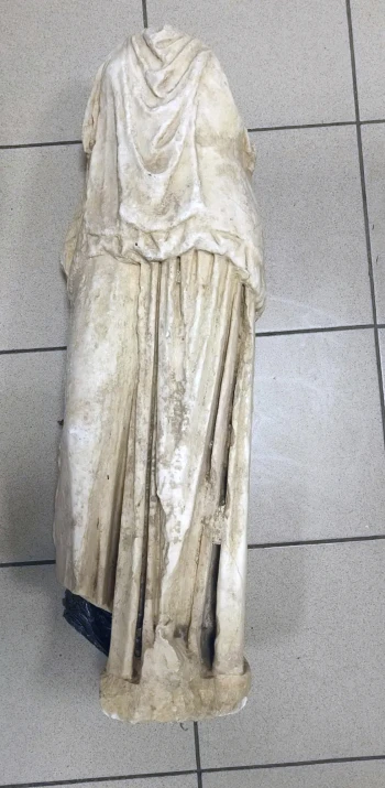 希臘街頭用垃圾袋裝著隨意丟棄的垃圾，竟是公元前320年的大理石雕像