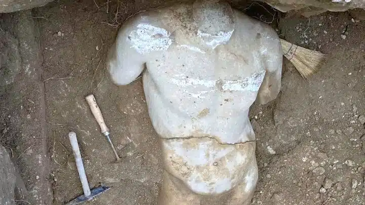 希臘街頭用垃圾袋裝著隨意丟棄的垃圾，竟是公元前320年的大理石雕像