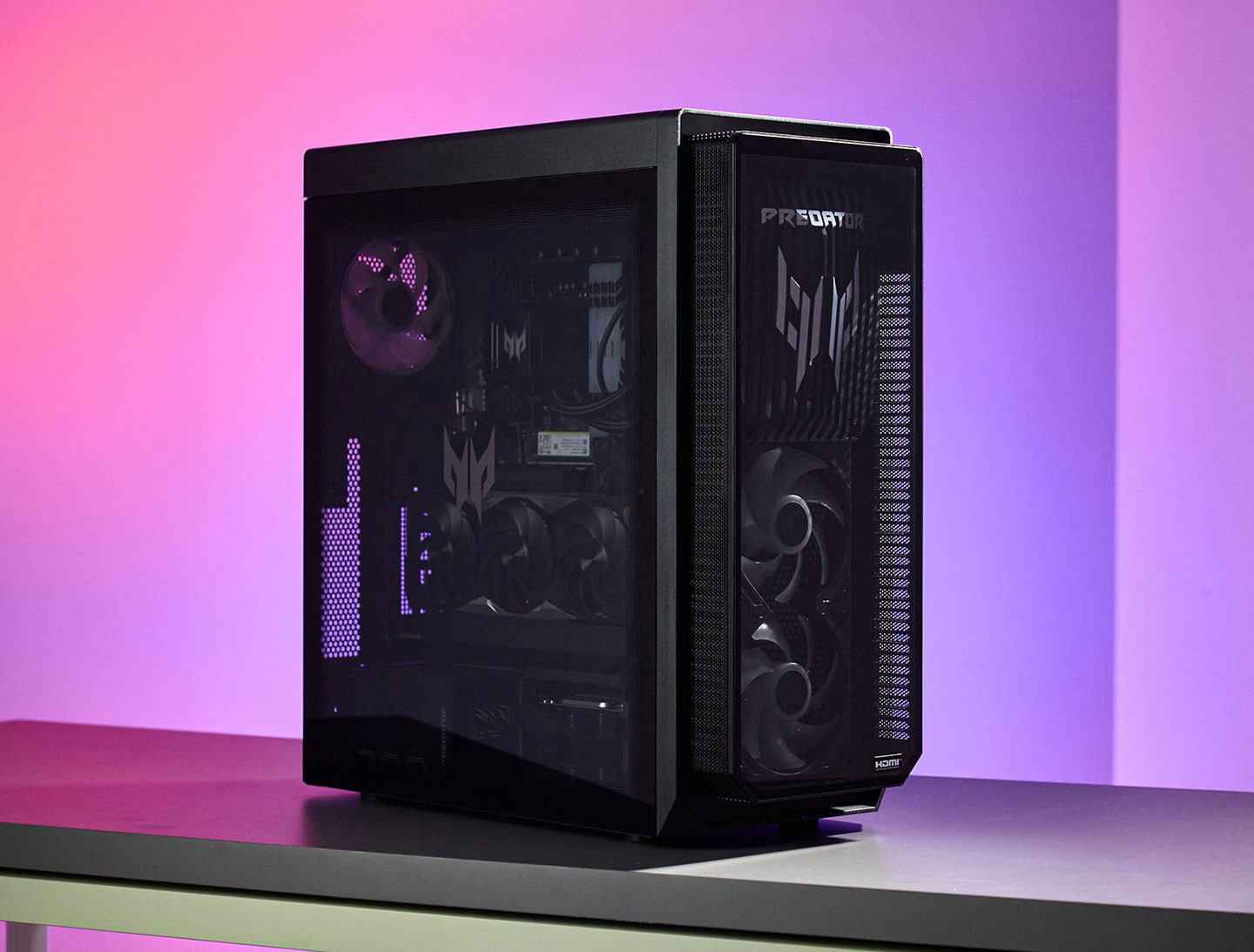 Acer Predator Orion 7000 採直立塔式機箱設計，機身正面與側面皆以黑色透明玻璃材質打造，在未開機時就能感受到玻璃背後多層次的立體感。