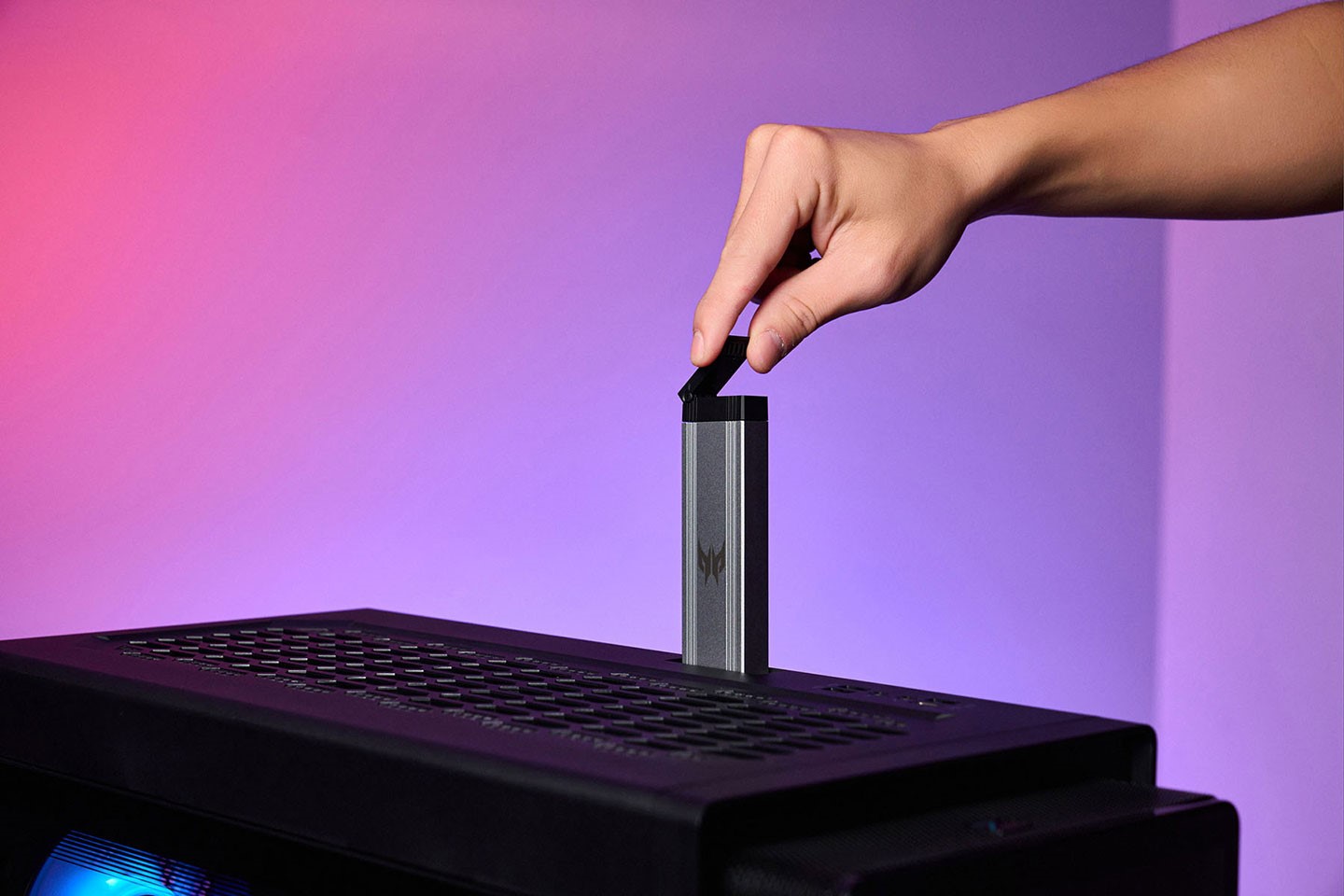 支架接口支援熱插拔，可向上抽出一個 M.2 SSD 外接盒，並能透過 USB C 外接至其他電腦使用。